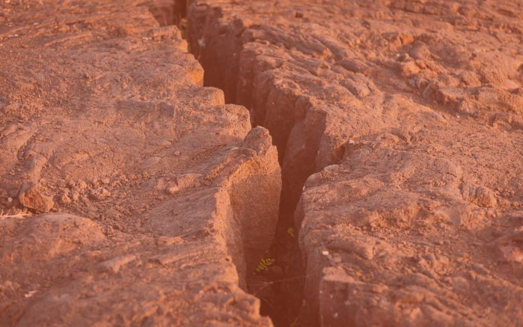 Imagem mostra rachadura no chão vinda de terremotos. Análises de tremores em Marte indicam que seu núcleo é bem maior do que pensávamos