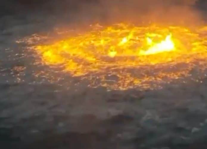 Imagem mostra fogo no meio do oceano, mais precisamente próximo a uma plataforma de petróleo no Golfo do México