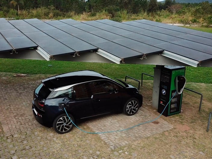 Estações de recarga utilizam sol para ter energia limpa e não depender de rede pública elétrica. Imagem: BMW Group Brasil/Divulgação