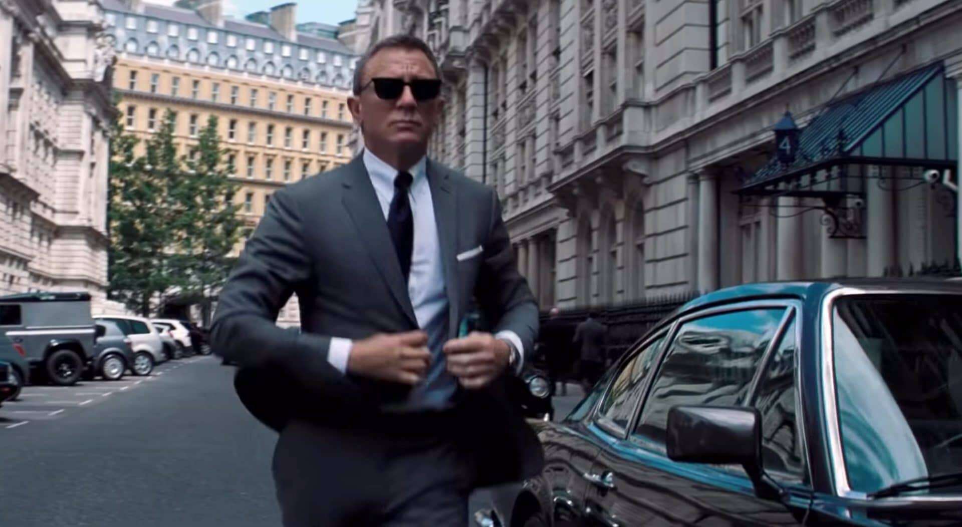 Cena do personagem James Bond andando pela rua