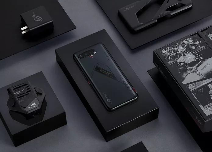 Imagem de divulgação mostra o ROG Phone 5s em sua caixa, junto de alguns acessórios