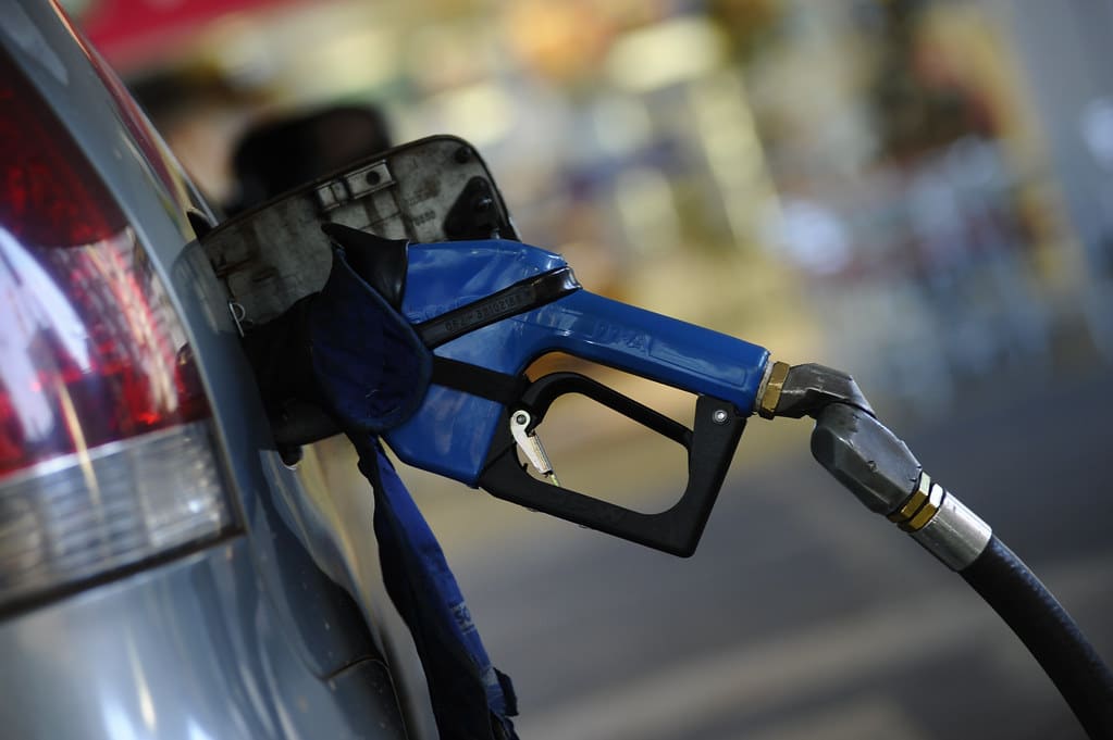 Bomba de gasolina no tanque de um carro
