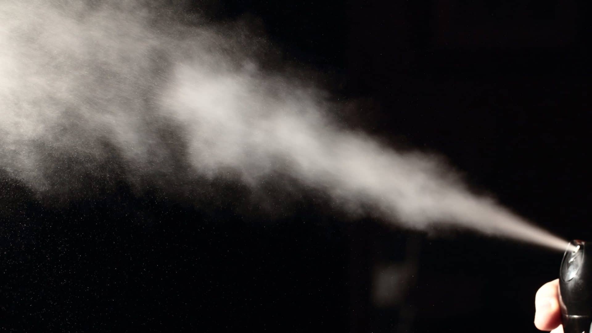 Um aerosol sendo acionado