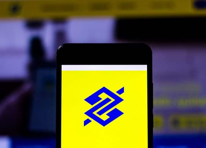 Celular com logo do Banco do brasil