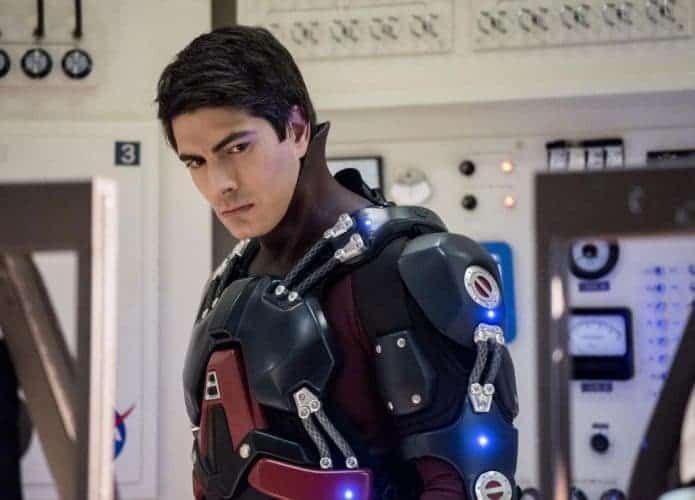 O ator Brandon Routh usando o uniforme do herói Átomo, da DC
