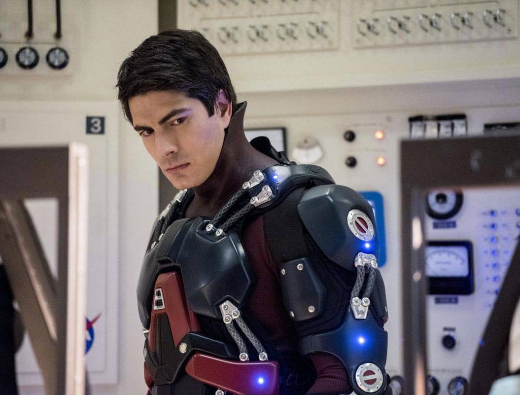 O ator Brandon Routh usando o uniforme do herói Átomo, da DC