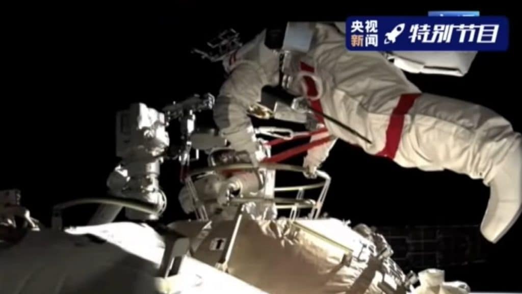 Astronauta chinês durante caminhada espacial