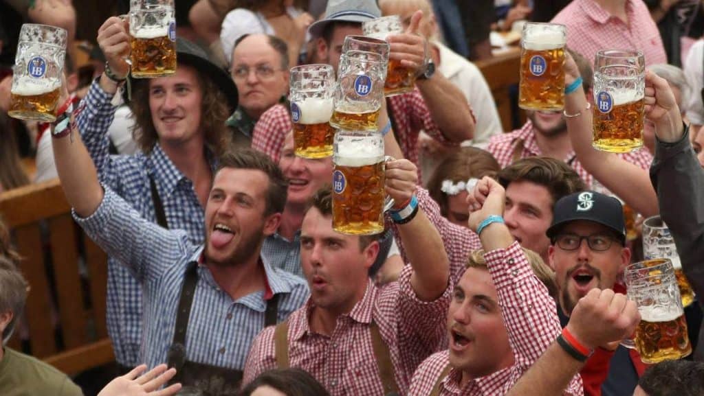 Alemães durante uma edição da Oktoberfest