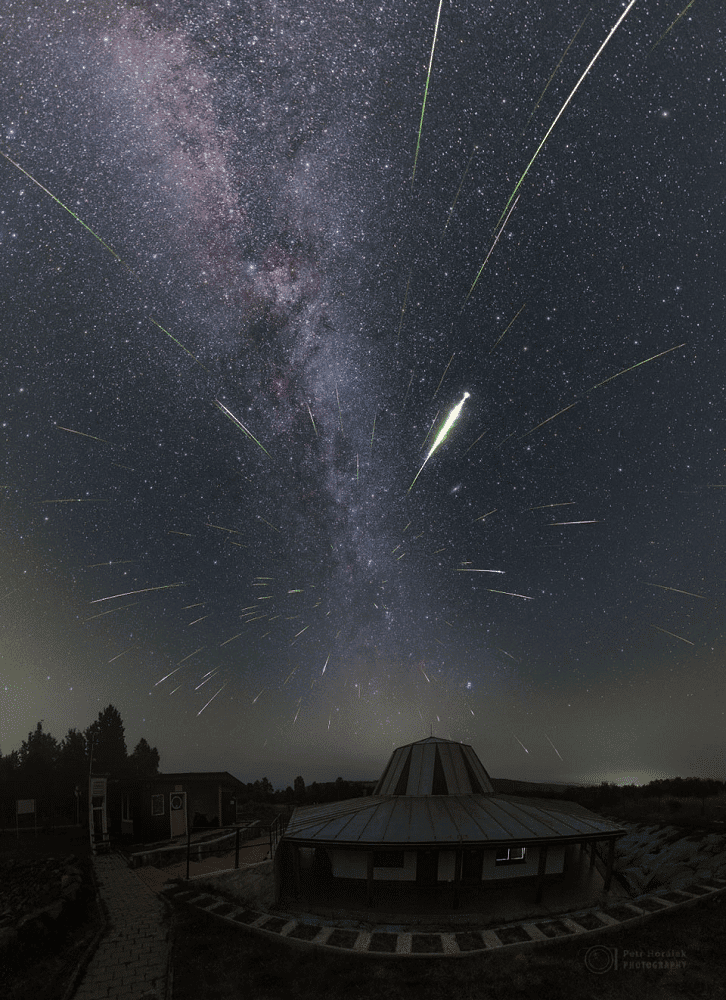 Chuva de meteoros Perseidas sobre o Poloniny Dark Sky Park, Eslováquia