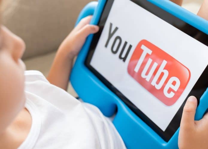 Criança com tablet assistindo YouTube