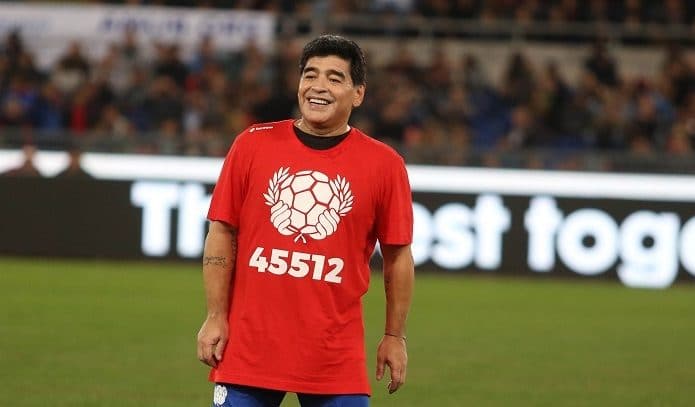 Jogador Diego Maradona no campo de futebol