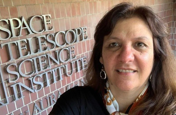 Duilia de Mello no instituto do Hubble em Baltimore, nos Estados Unidos