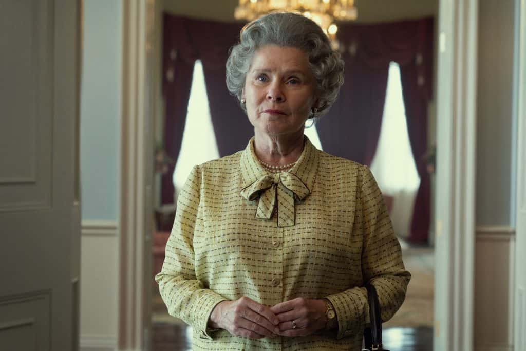 Imelda Staunton como a Rainha Elizabeth II na 5ª temporada de 'The Crown'. Imagem: Netflix/Divulgação