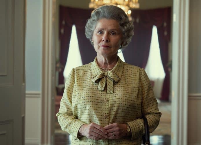 Imelda Staunton como a Rainha Elizabeth II na 5ª temporada de 'The Crown'. Imagem: Netflix/Divulgação
