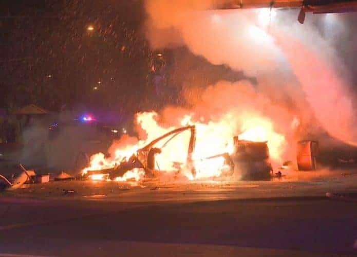 Imagens de um incêndio que atingiu um carro da Tesla em Austin