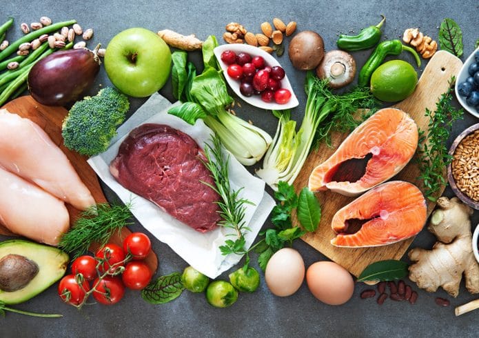 Diversos ingredientes em uma bancada