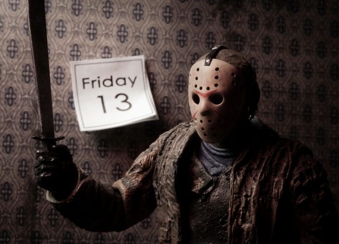 Jason com faca na mão e calendário atrás marcando sexta-feira 13