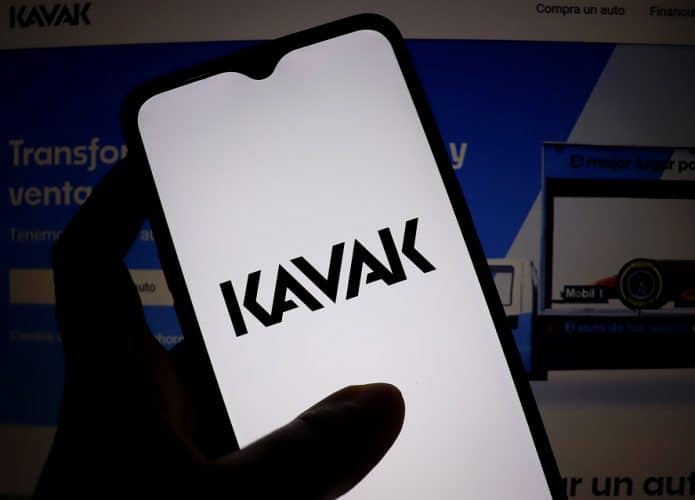 celular com a tela aberta no aplicativo da Kavak