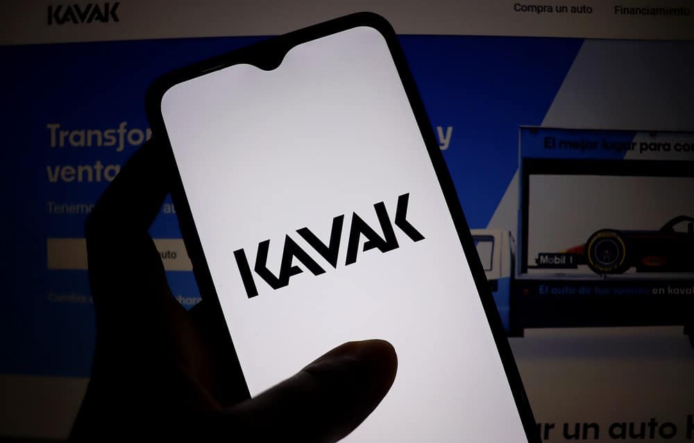 celular com a tela aberta no aplicativo da Kavak