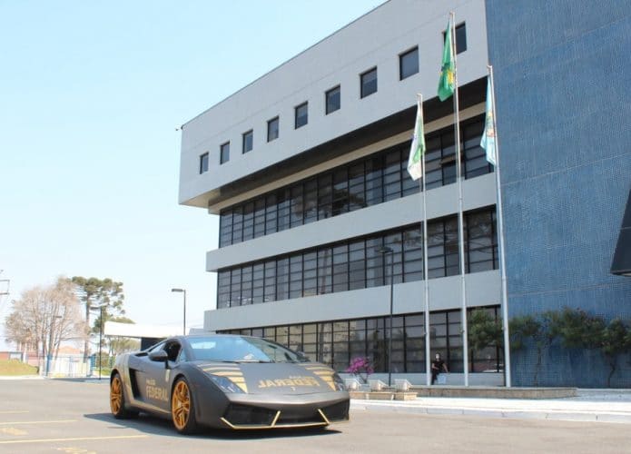 Lamborghini que foi transformada em viatura