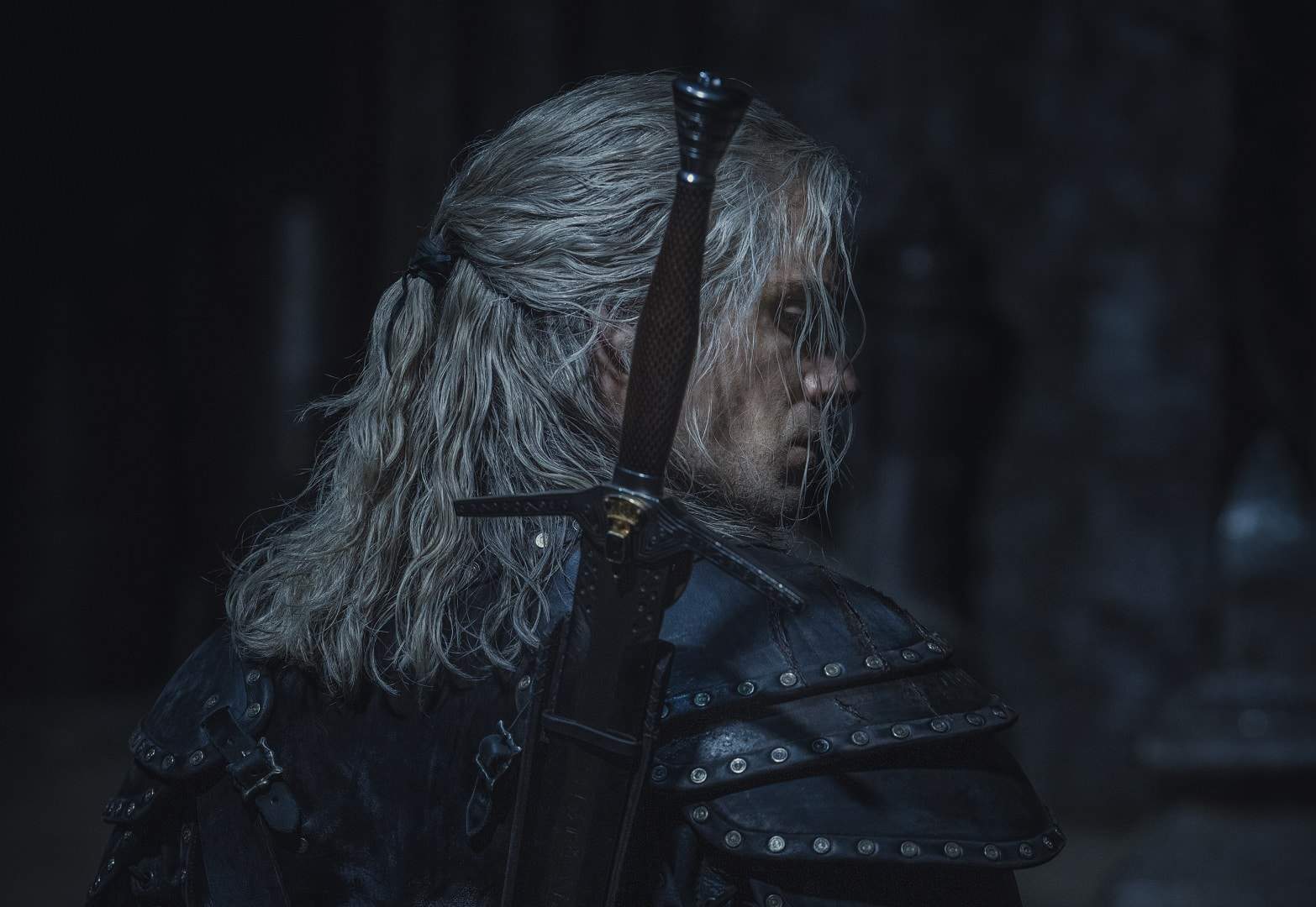 Henry Cavill como Geralt de Rivia em 'The Witcher'. Imagem: Jay Maidment/Netflix