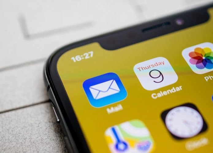 Tela de iPhone com app Mail
