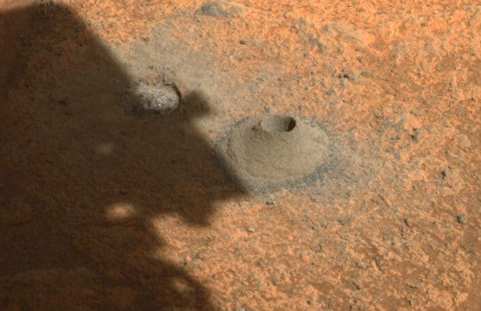Buraco feito pelo rover Perseverance no solo marciano