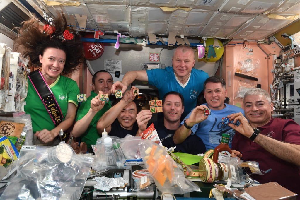 Megan McArthur celebra seu aniversário de 50 anos com seus colegas da Expedição 65/66 a bordo da ISS. Imagem: Megan McArthur / Nasa 