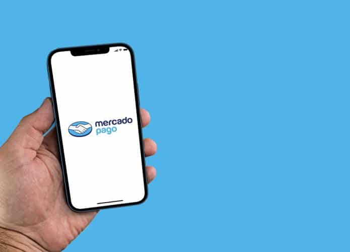 celular com o logo do app Mercado Pago