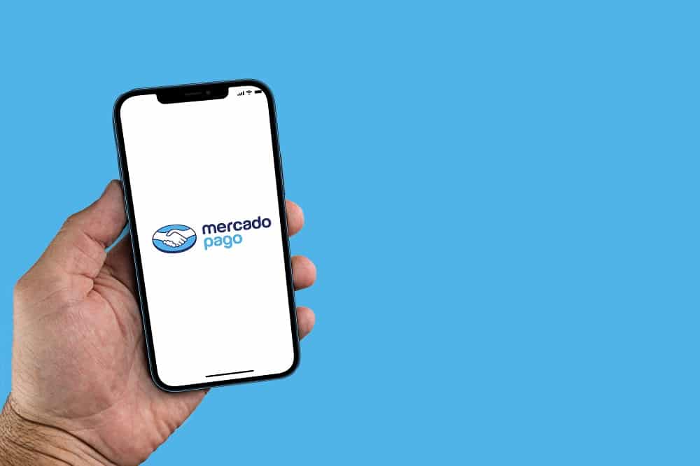 celular com o logo do app Mercado Pago