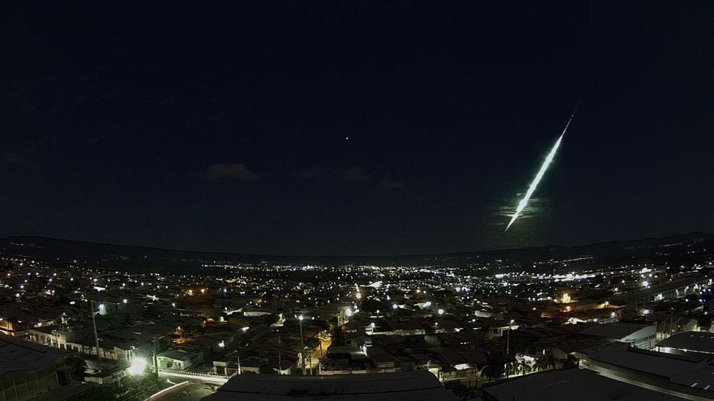 Meteoro deste sábado (28) registrado em Juazeiro do Norte, CE