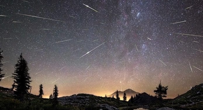 Meteoros perseidas sobre o Monte Shasta, Califórnia, EUA em agosto de 2016