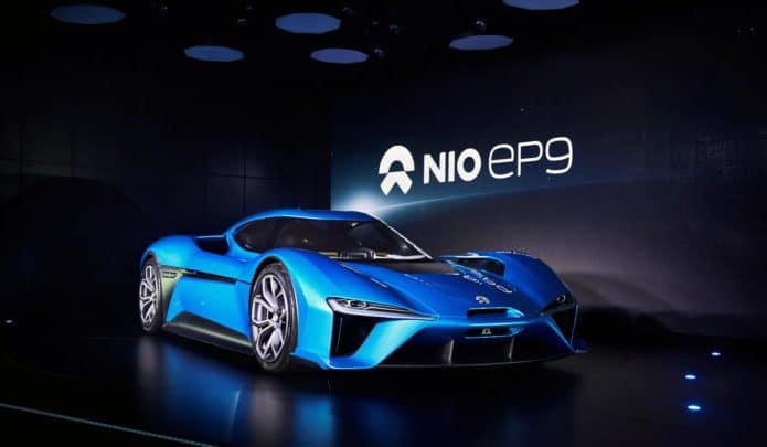 Um Nio EP9 sendo exibido em um palco
