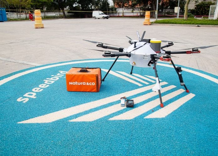 Drone da Natura com pacote para entrega
