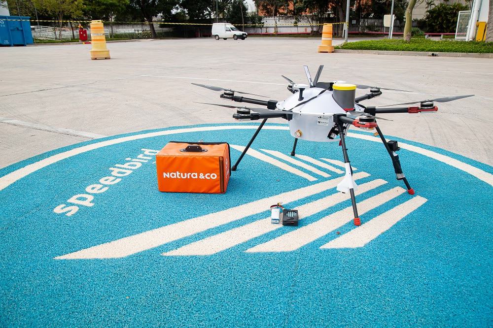 Drone da Natura com pacote para entrega