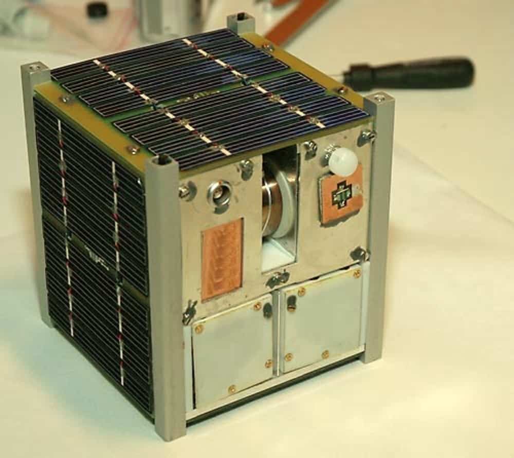 Imagem mostra um satélite CubeSat, que supostamente levará ao espaço projeto de "outdoor orbital" da SpaceX