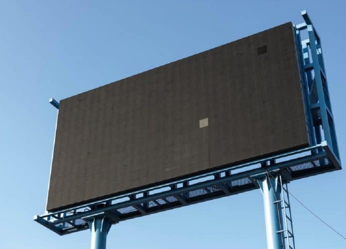 Um outdoor de led sem anúncios