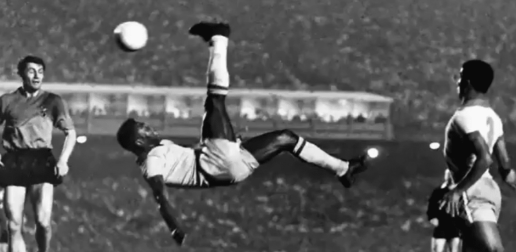 Pelé dando uma bicicleta durante jogo de futebol