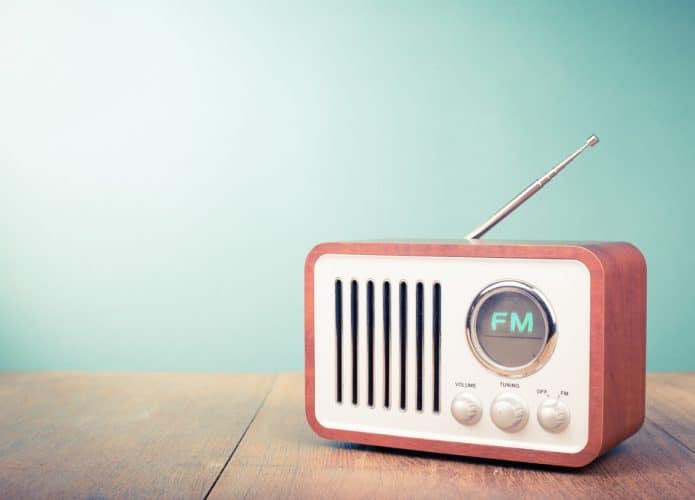 Rádio em cima de uma mesa
