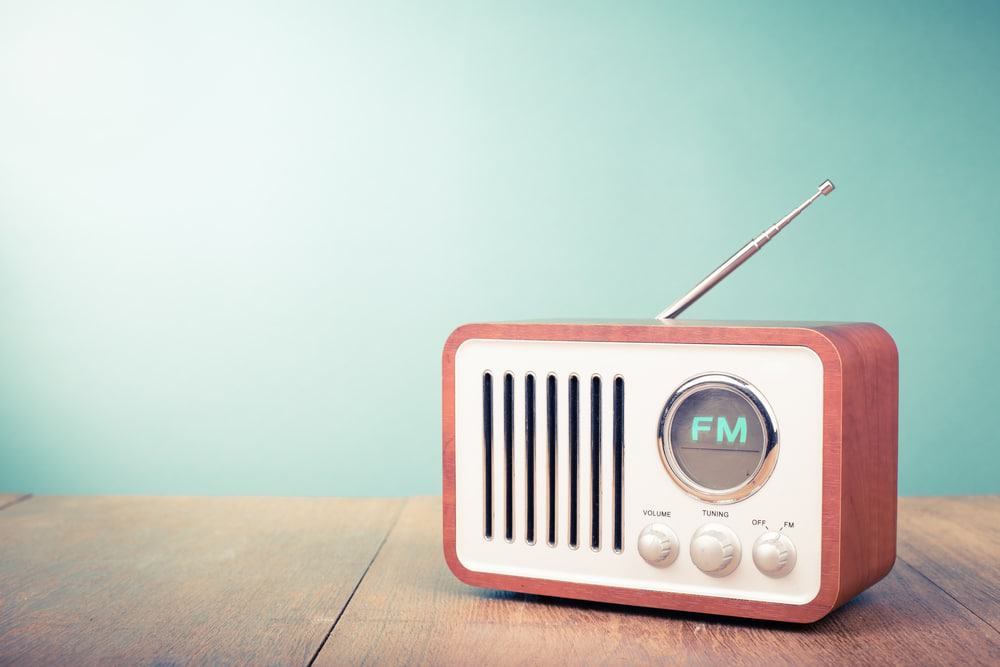 Rádio em cima de uma mesa