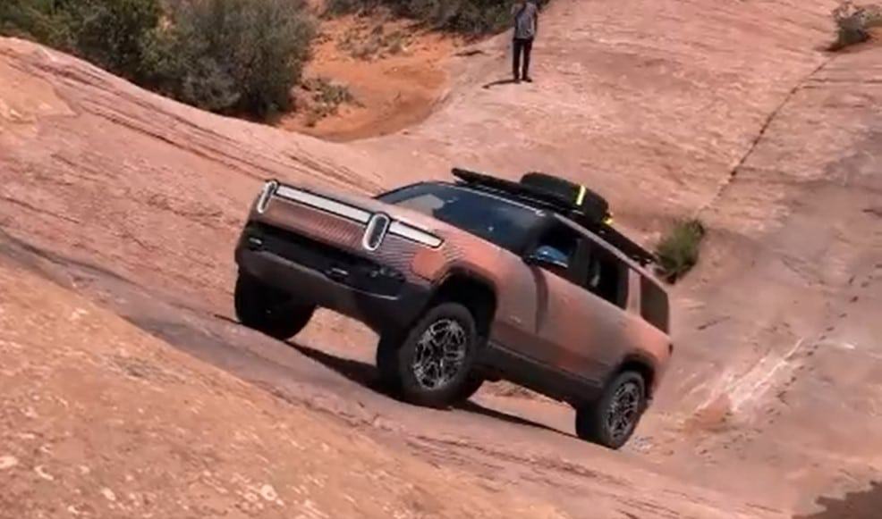 SUV elétrico Rivian R1S subindo uma ladeira