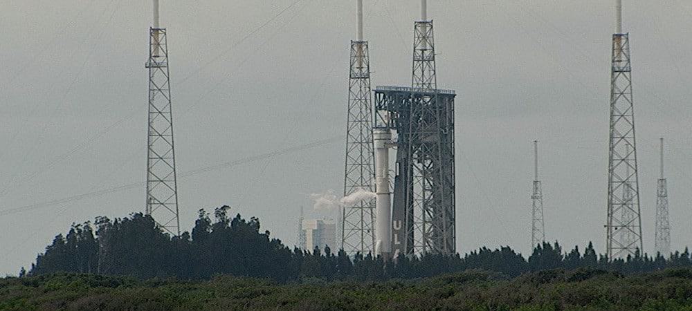 Cápsula CST-100 Starliner no topo de um foguete Atlas V na plataforma de lançamento em Cabo Canaveral, na Flórida