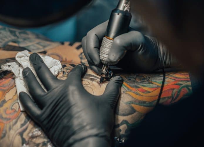 Homem fazendo tatuagem