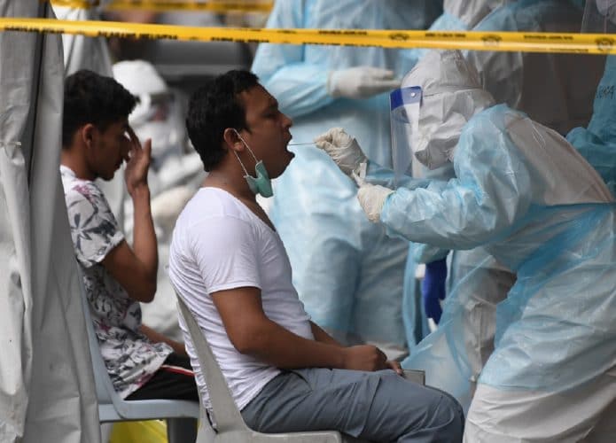 Rapaz malaio sendo testado para a Covid-19