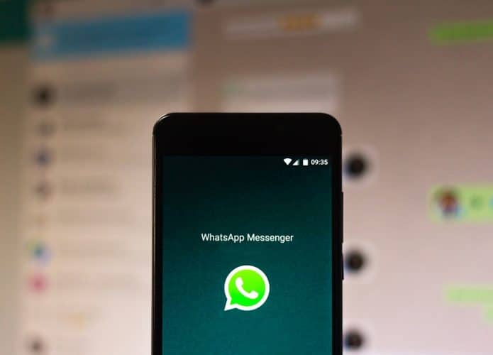 celular com WhatsApp aberto e WhatsApp Web no fundo