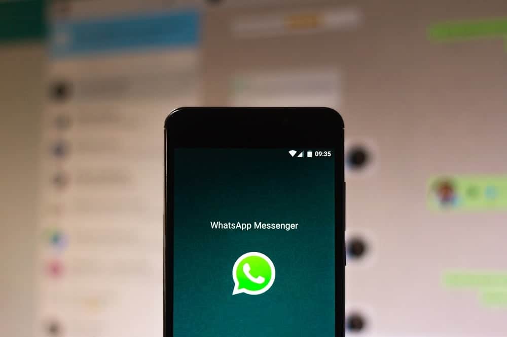 celular com WhatsApp aberto e WhatsApp Web no fundo