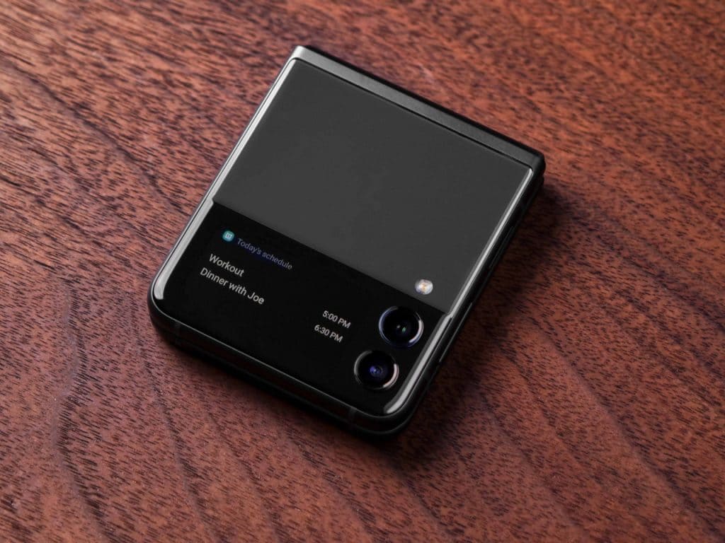 A tela externa do Galaxy Z Flip 3 é duas vezes maior que a do modelo anterior.