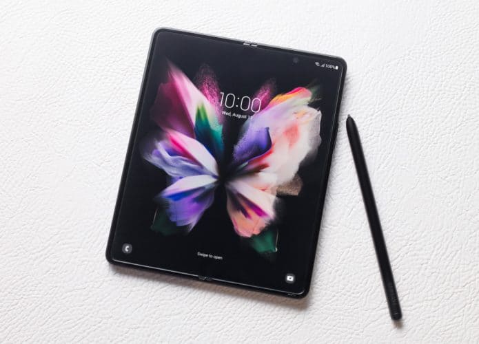Galaxy Z Fold 3 aberto numa mesa, com a S-Pen