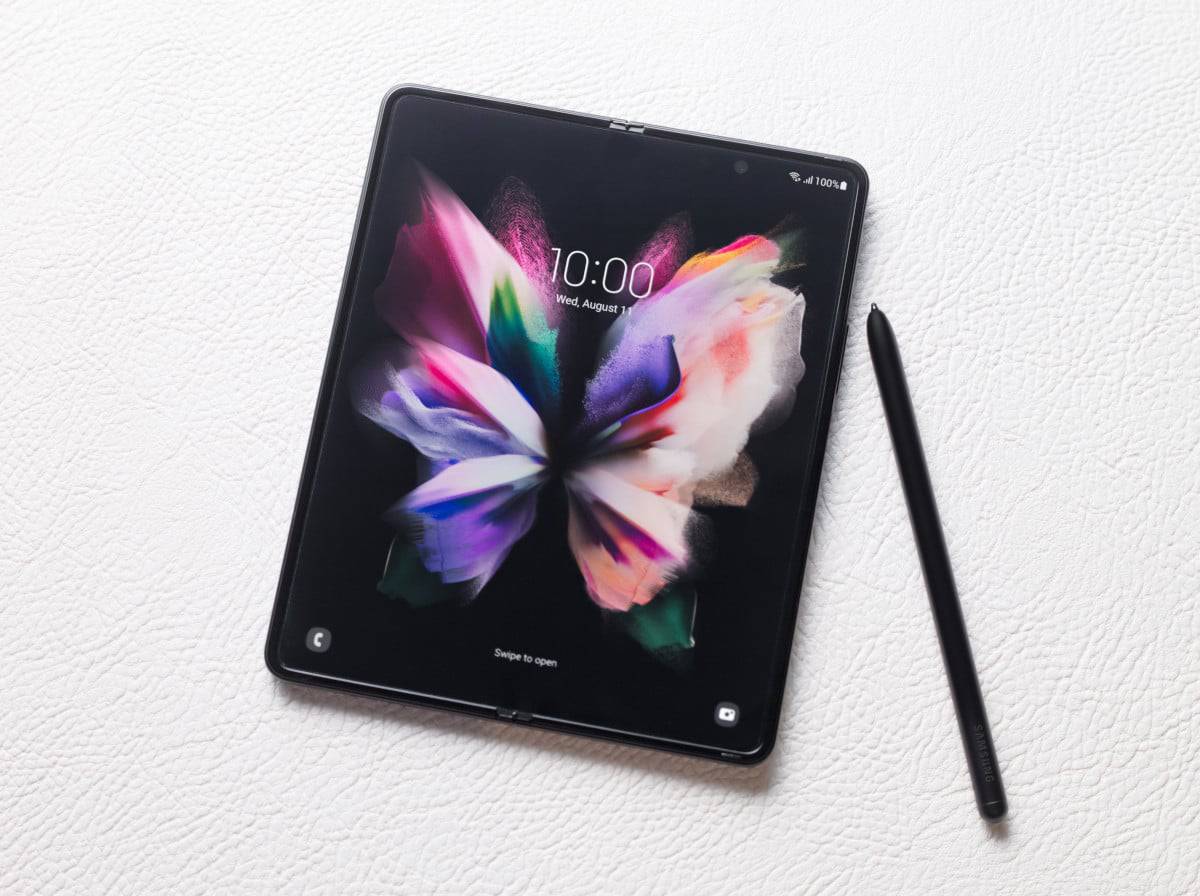 Galaxy Z Fold 3 aberto numa mesa, com a S-Pen