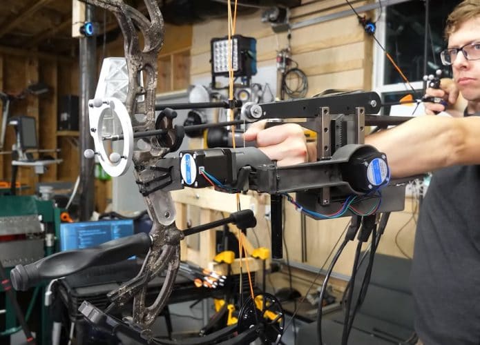 inventor segura o arco e flecha com mira automática